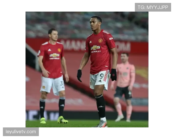 更衣室镜头:阿尔瓦雷斯在白板上讲解由攻转守时前锋的第一时间反抢路线 更衣室镜头:阿尔瓦雷斯在白板上讲解由攻转守时前锋的第一时间反抢路线